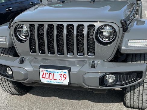 Used 2022 Jeep Gladiator Overland image 2