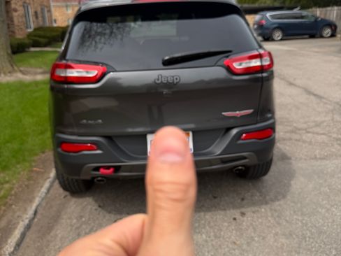 Used 2017 Jeep Cherokee Trailhawk w/ Cold Weather Group AWD/4WD image 9