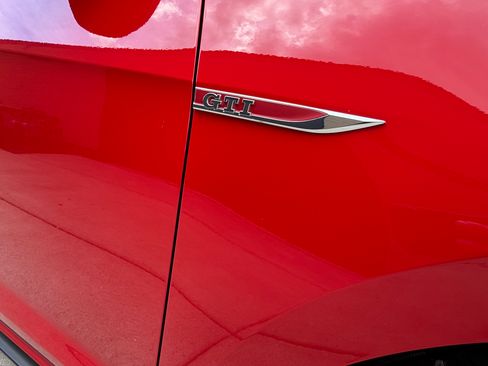 Used 2017 Volkswagen GTI SE image 8