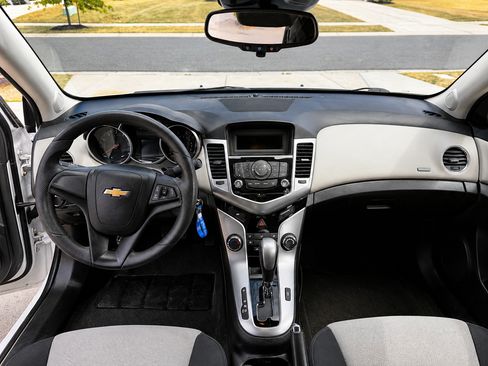 Used 2016 Chevrolet Cruze LS FWD image 10