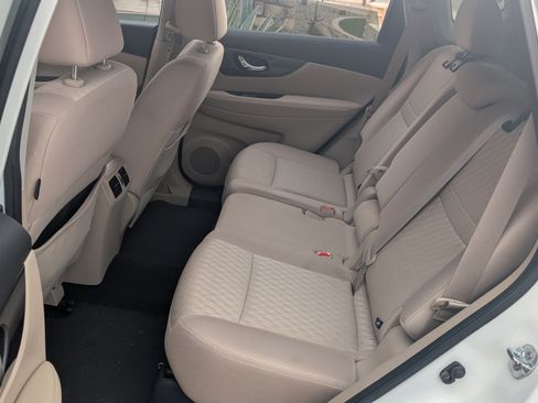 Used 2017 Nissan Rogue SV w/ SV Premium Package image 8