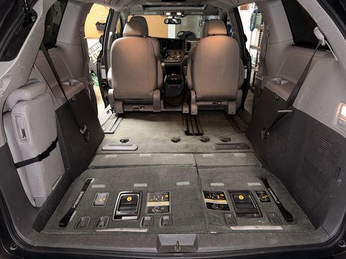 Used 2016 Toyota Sienna XLE Premium image 25