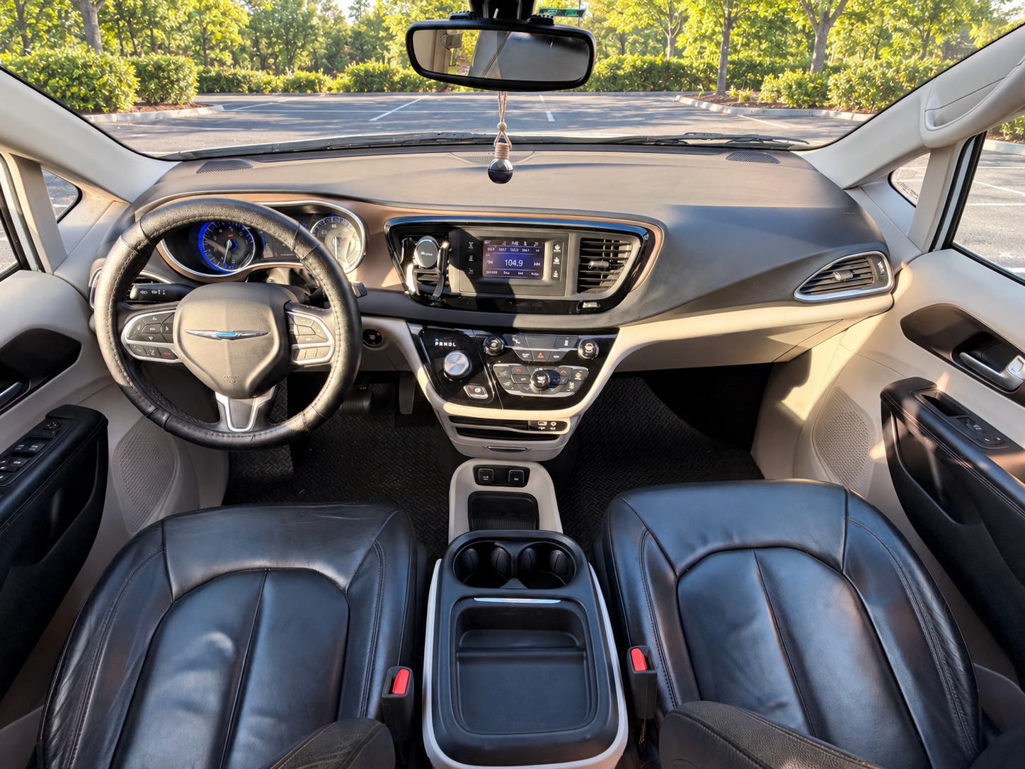 Used 2017 Chrysler Pacifica Touring-L FWD image 6