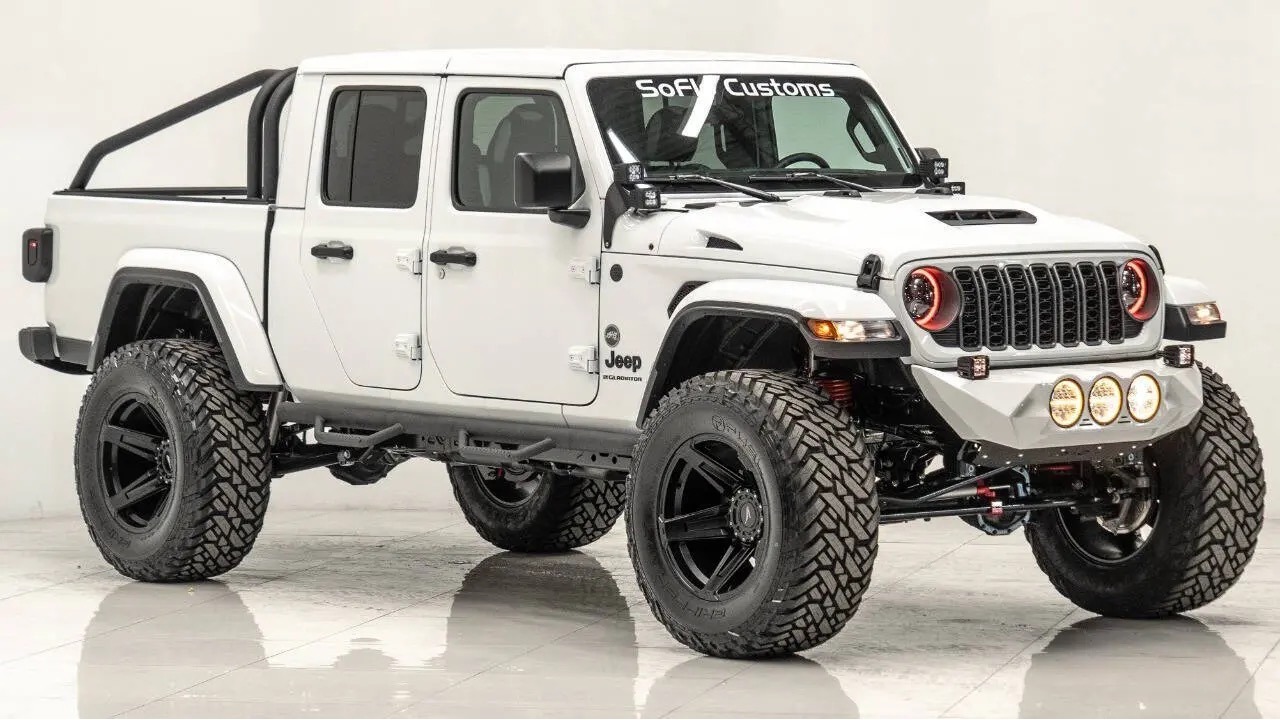 Used 2025 Jeep Gladiator Sport AWD/4WD image 7