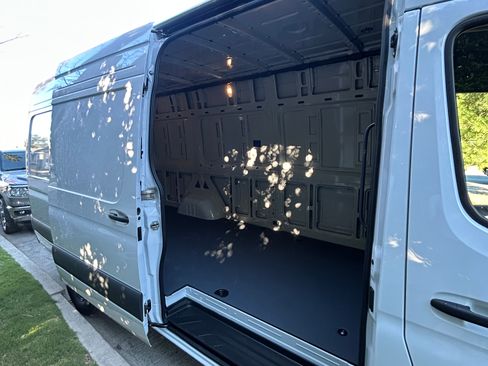 Used 2024 Mercedes-Benz eSprinter 170 Cargo image 10