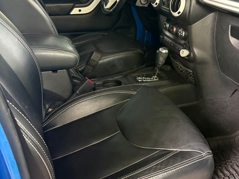 Used 2014 Jeep Wrangler Unlimited Sahara AWD/4WD image 8