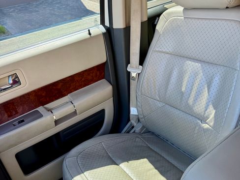 Used 2011 Ford Flex Limited FWD image 11