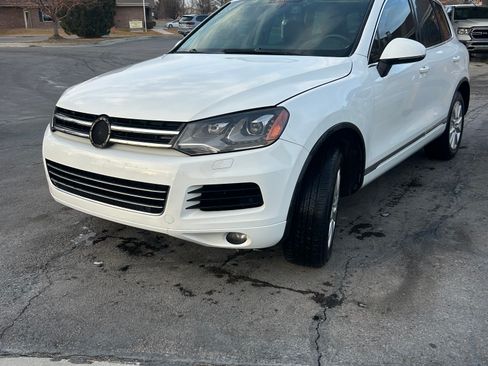 Used 2013 Volkswagen Touareg Sport image 2