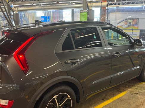 Used 2025 Kia Niro EX image 14