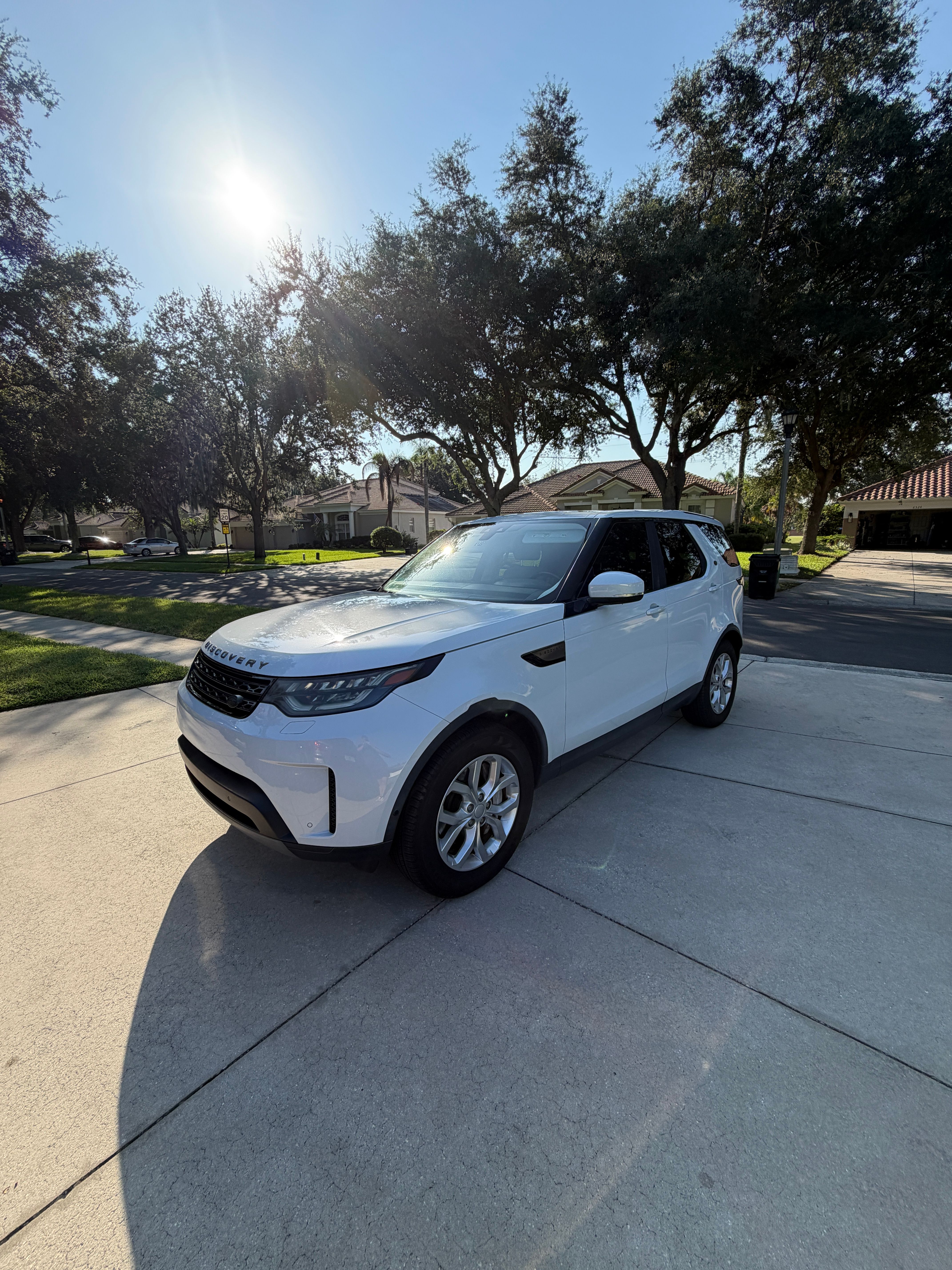 Used 2019 Land Rover Discovery SE AWD/4WD image 2