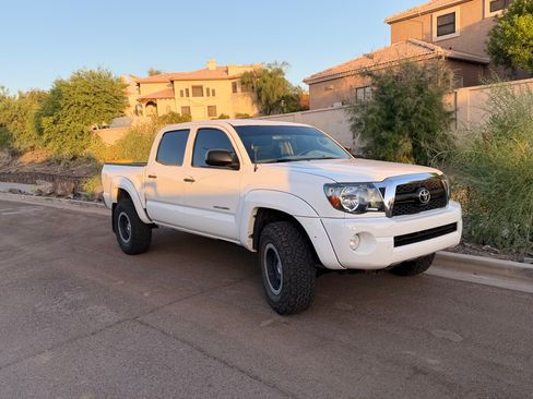 Used 2011 Toyota Tacoma 4x4 Double Cab w/ TRD Off-Road Pkg w/JBL Audio image 2