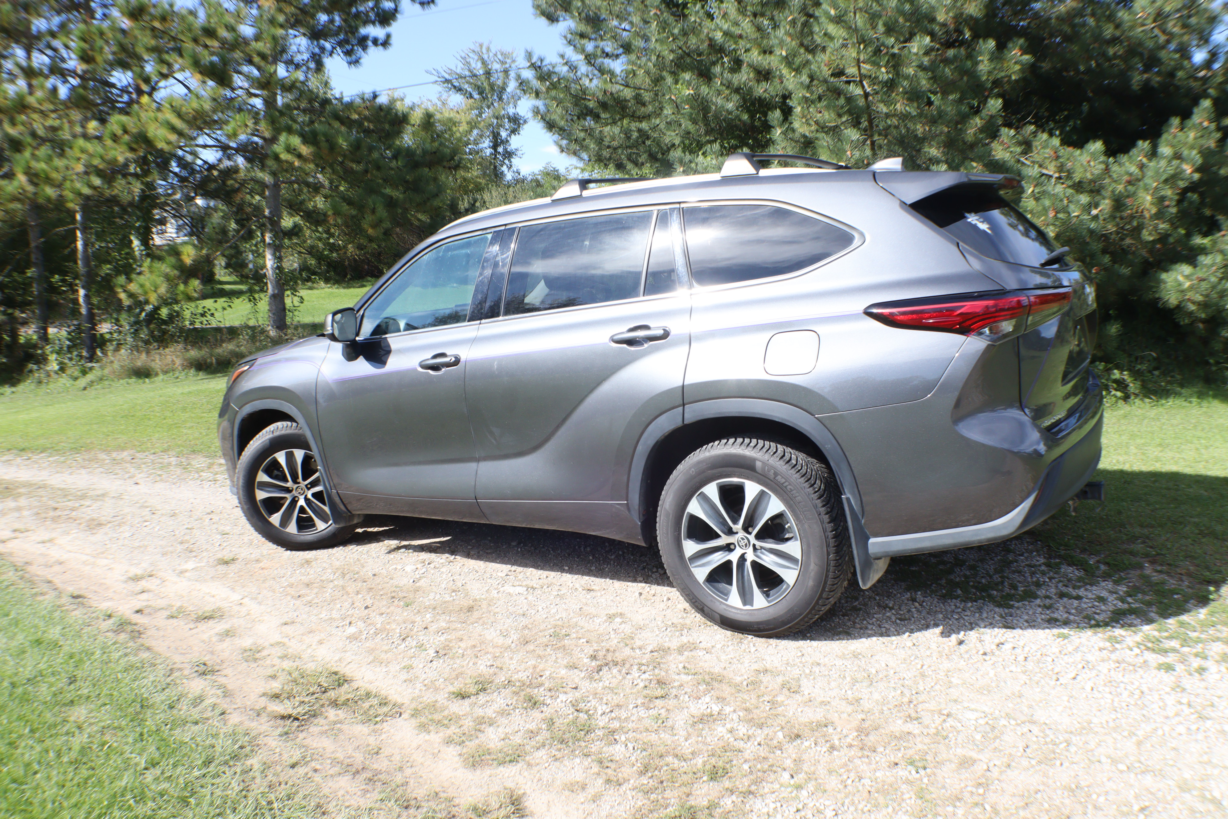 Used 2021 Toyota Highlander XLE AWD/4WD image 1