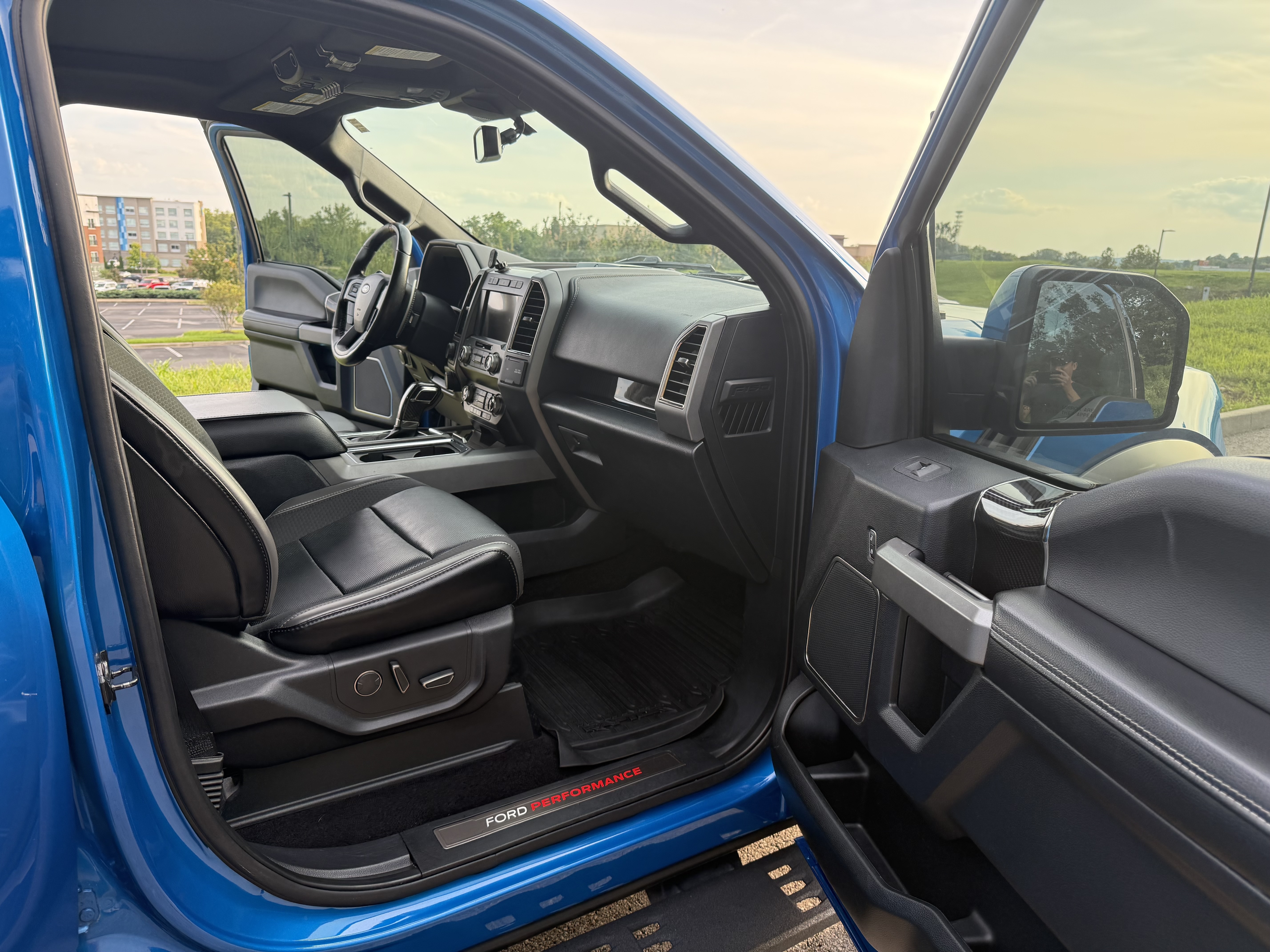 Used 2019 Ford F150 Raptor w/ Equipment Group 802A Luxury AWD/4WD image 13