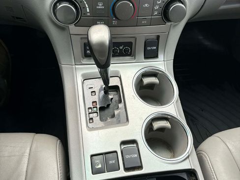 Used 2012 Toyota Highlander SE w/ Tow Pkg image 5