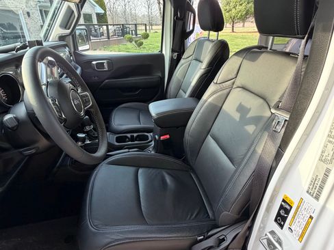 Used 2023 Jeep Wrangler Unlimited Sahara image 17