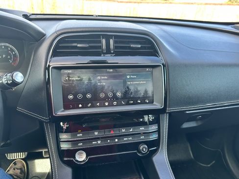 Used 2018 Jaguar F-PACE S image 9