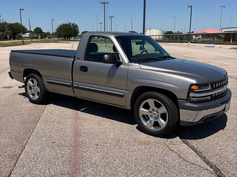 Used 2000 Chevrolet Silverado 1500 2WD Regular Cab w/ Exterior Appearance Pkg image 1