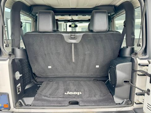 Used 2014 Jeep Wrangler Rubicon w/ Power Convenience Group AWD/4WD image 13