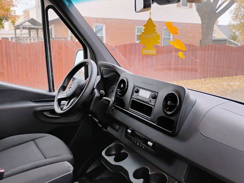 Used 2019 Mercedes-Benz Sprinter 170 Cargo image 4