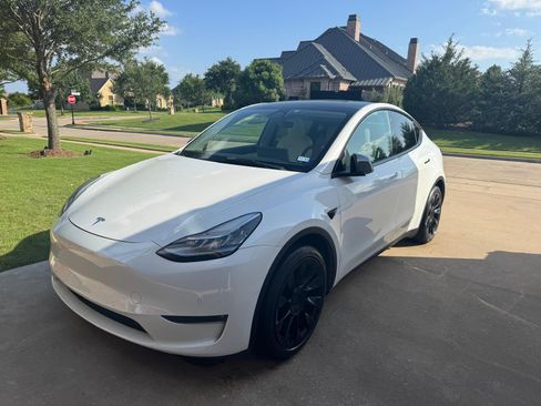 Used 2021 Tesla Model Y Long Range AWD/4WD image 1