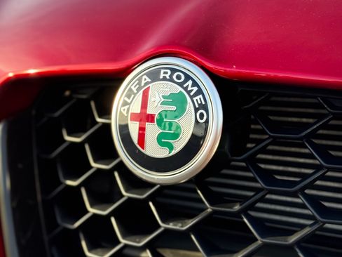 Used 2023 Alfa Romeo Giulia Veloce RWD image 11