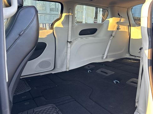 Used 2020 Chrysler Voyager Lxi image 16