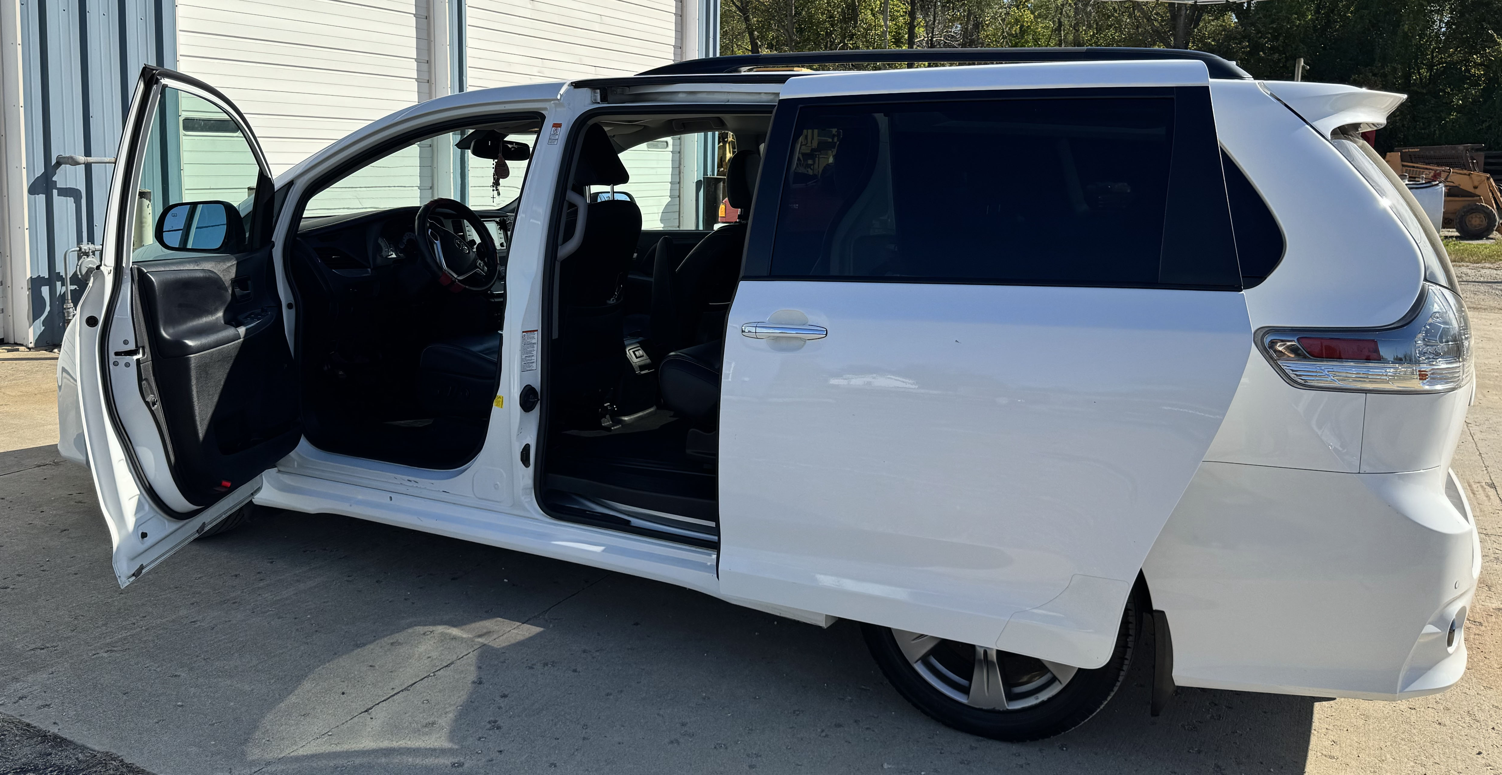 Used 2019 Toyota Sienna SE FWD image 4