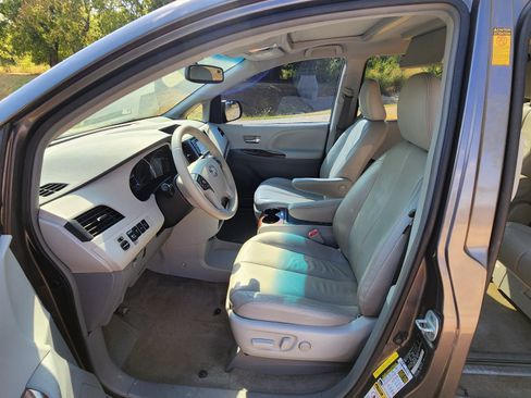 Used 2014 Toyota Sienna XLE w/ Entertainment Package FWD image 12