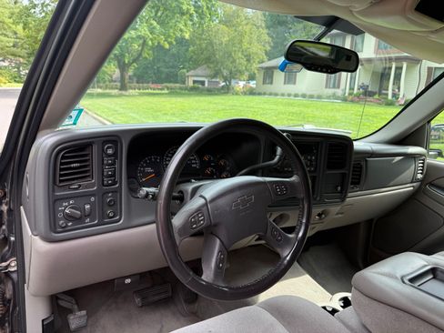 Used 2005 Chevrolet Avalanche Z71 w/ Preferred Equipment Group AWD/4WD image 10