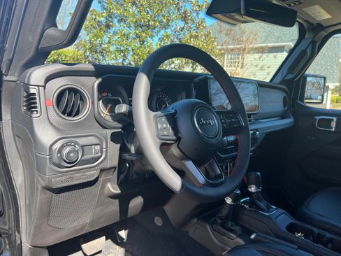 Used 2024 Jeep Wrangler Unlimited Rubicon image 10