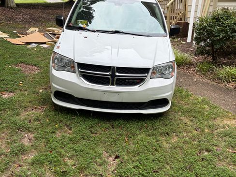 Used 2019 Dodge Grand Caravan SE w/ UConnect Hands-Free Group FWD image 4
