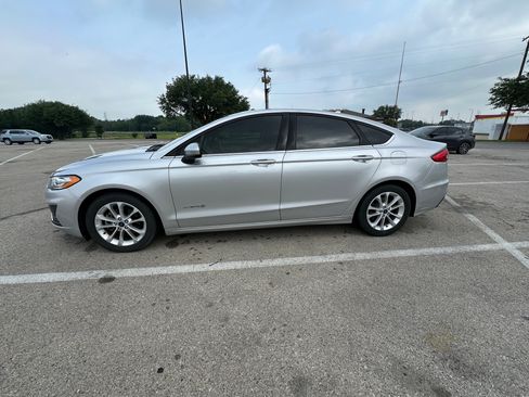 Used 2019 Ford Fusion SE FWD image 1