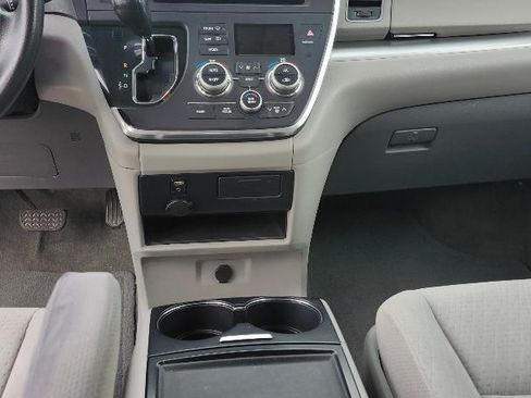 Used 2015 Toyota Sienna LE image 12
