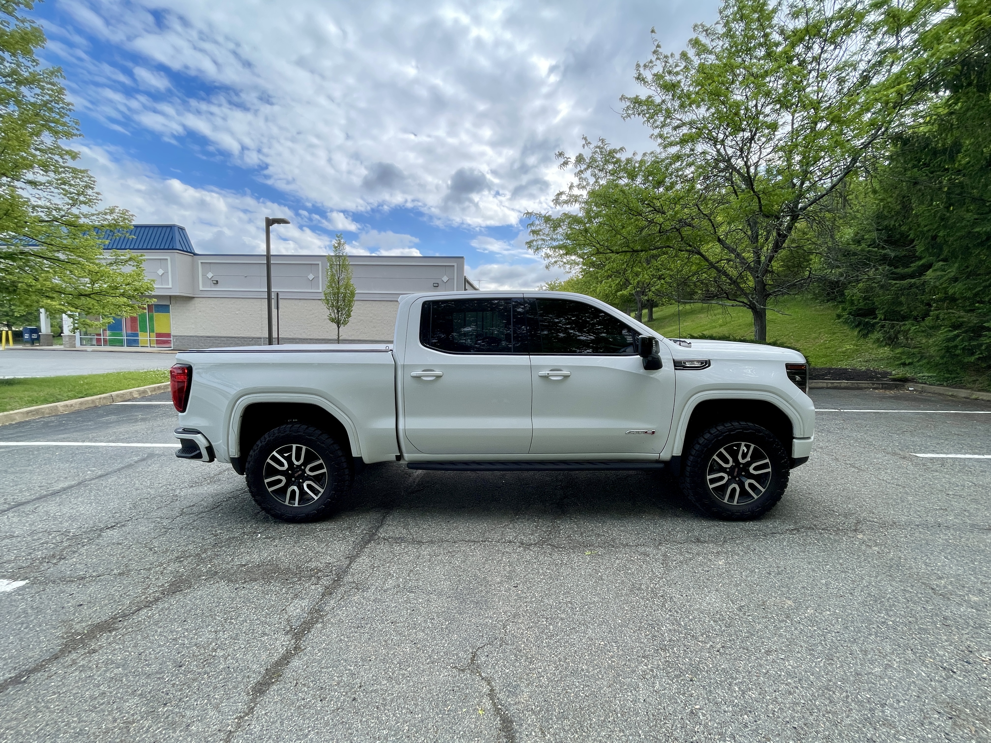 Used 2024 GMC Sierra 1500 AT4 w/ Technology Package AWD/4WD image 2