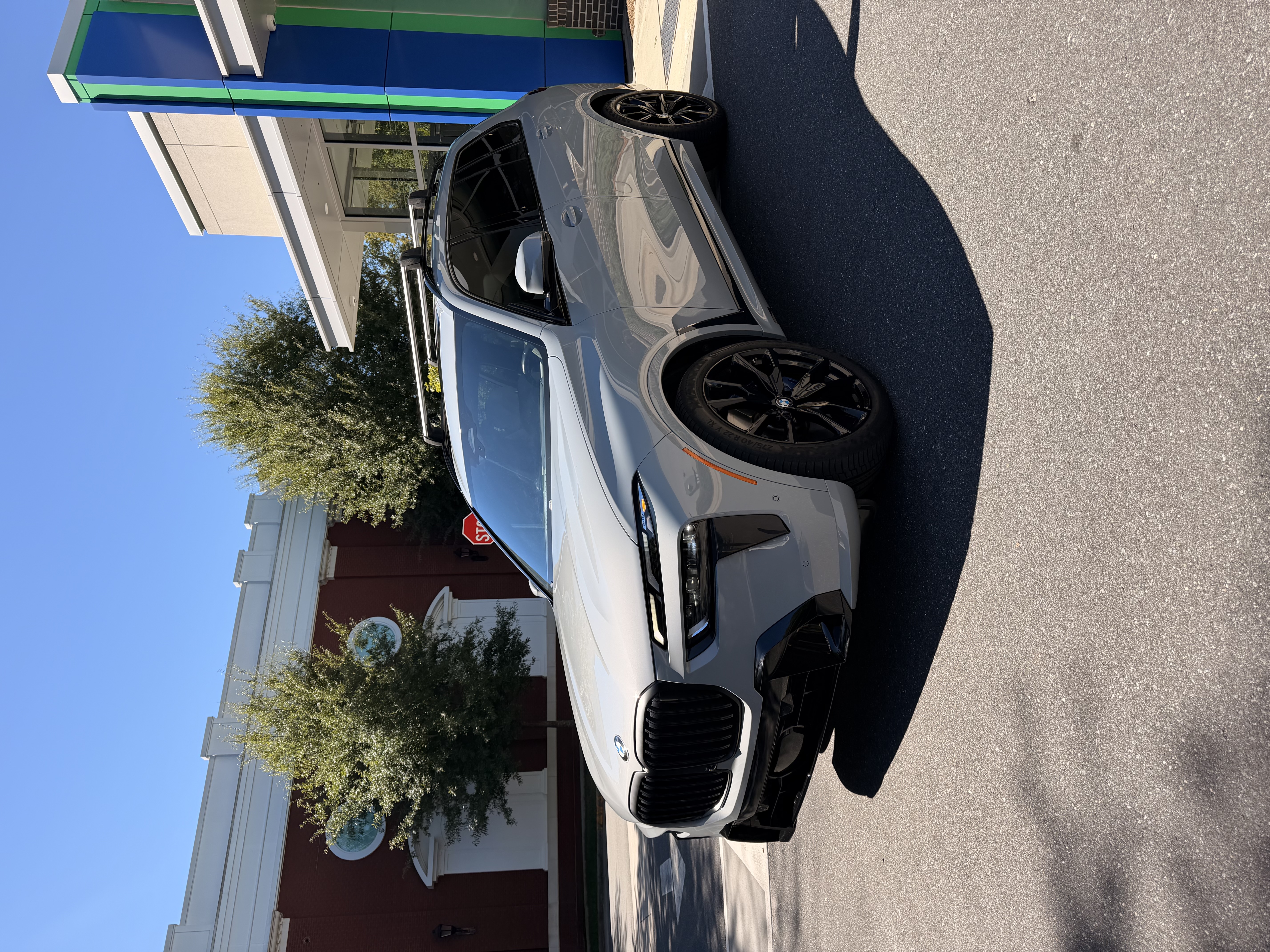 Used 2024 BMW X7 xDrive40i w/ M Sport Package AWD/4WD image 1