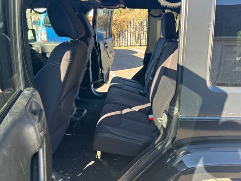 Used 2013 Jeep Wrangler Unlimited Sahara image 9