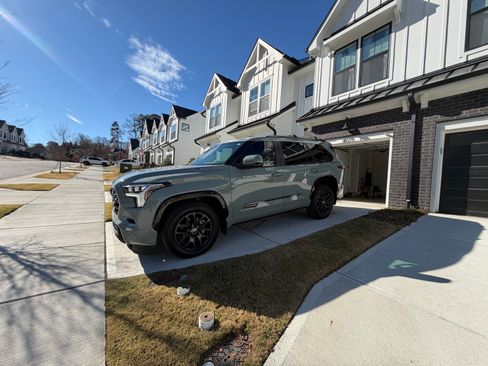 Used 2024 Toyota Sequoia Platinum image 11