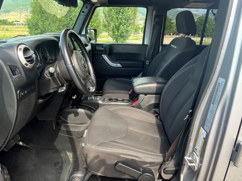Used 2018 Jeep Wrangler Unlimited Rubicon AWD/4WD image 12