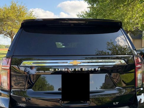Used 2022 Chevrolet Suburban LT RWD image 5