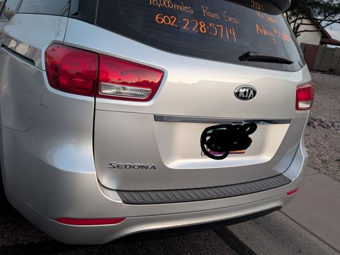 Used 2017 Kia Sedona L image 5