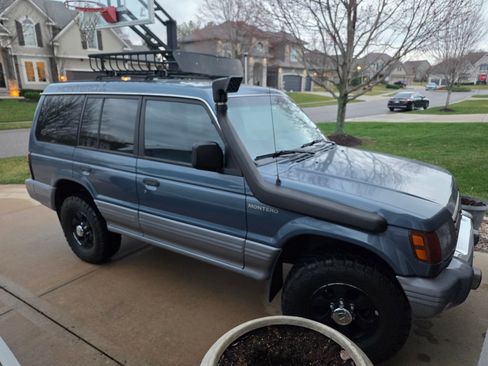 Used 1993 Mitsubishi Montero RS image 1