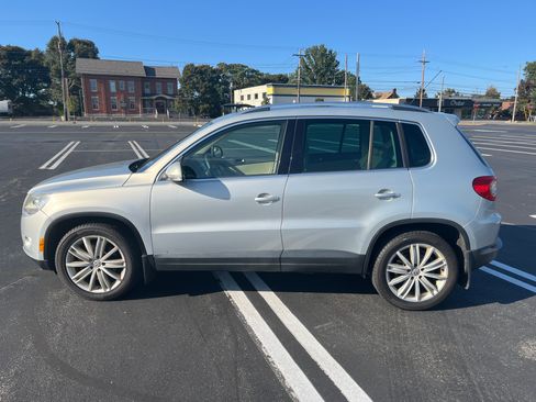 Used 2010 Volkswagen Tiguan SE image 1