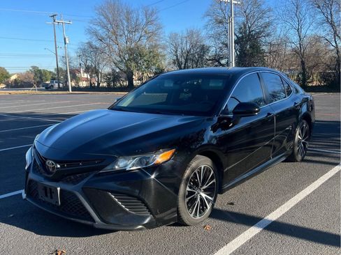 Used 2018 Toyota Camry SE w/ Moonroof Package image 6