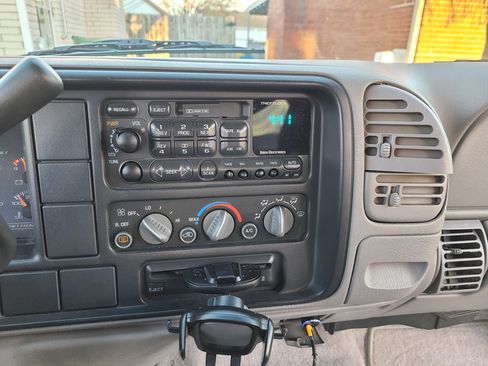 Used 1999 GMC Suburban 2WD w/ Marketing Opt Pkg 2 image 15