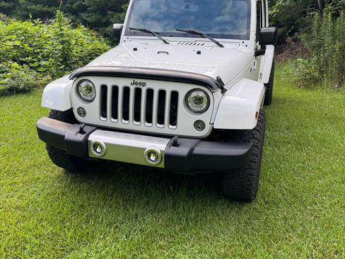 Used 2017 Jeep Wrangler Unlimited Sahara w/ Max Tow Package AWD/4WD image 2
