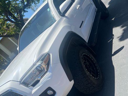 Used 2019 Toyota Tacoma TRD Off-Road w/ Technology Package AWD/4WD image 4