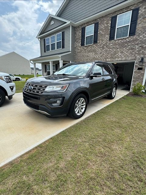 Used 2017 Ford Explorer XLT w/ Equipment Group 202A FWD image 1