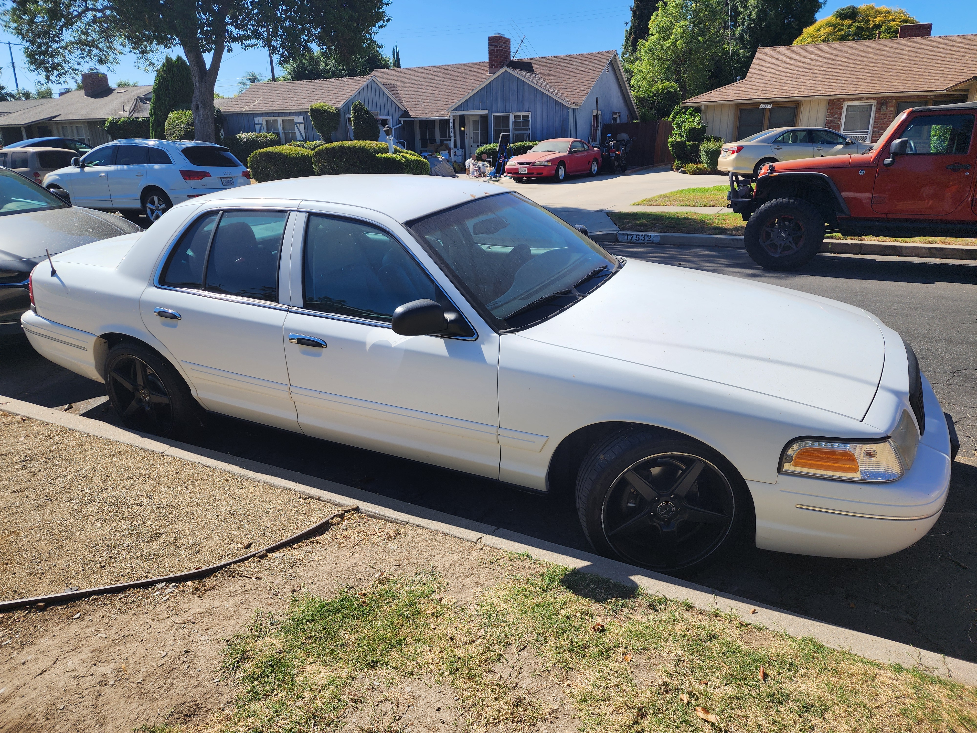Used 2005 Ford Crown Victoria LX RWD image 4