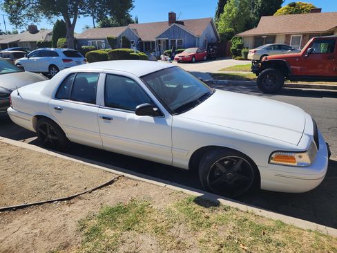 Used 2005 Ford Crown Victoria LX RWD image 4