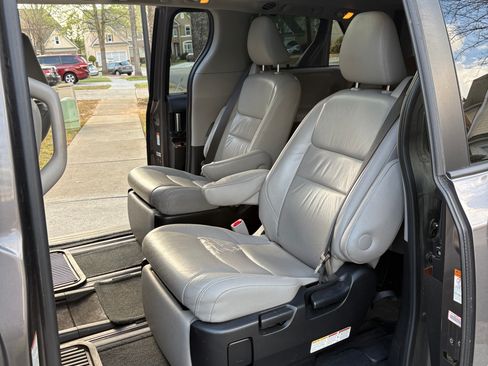 Used 2016 Toyota Sienna Limited Premium image 27